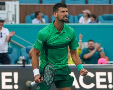 MIAMI GARDENS, FLORIDA - 27 Mart 2025: Novak Cokoviç Miami 'deki Hard Rock Stadyumu' nda 2025 Miami Açık 'ta oynanan çeyrek final karşılaşması sonrasında zaferini kutladı