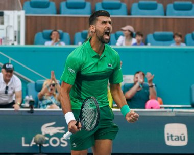 MIAMI GARDENS, FLORIDA - 27 Mart 2025: Novak Cokoviç Miami 'deki Hard Rock Stadyumu' nda 2025 Miami Açık 'ta oynanan çeyrek final karşılaşması sonrasında zaferini kutladı