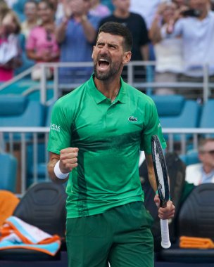 MIAMI GARDENS, FLORIDA - 27 Mart 2025: Novak Cokoviç Miami 'deki Hard Rock Stadyumu' nda 2025 Miami Açık 'ta oynanan çeyrek final karşılaşması sonrasında zaferini kutladı