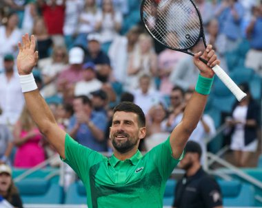 MIAMI GARDENS, FLORIDA - 27 Mart 2025: Novak Cokoviç Miami 'deki Hard Rock Stadyumu' nda oynanan 2025 Miami Açık 'ta ABD' li Sebastian Korda 'ya karşı oynadığı çeyrek final maçı sonrasında zaferini kutladı