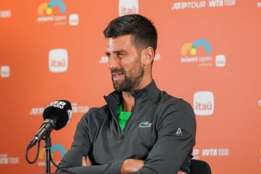 MIAMI GARDENS, FLORIDA - 28 Mart 2025: Miami 'deki Hard Rock Stadyumu' nda oynanan 2025 Miami Açık 'ta Grigor Dimitrov' a karşı oynadığı önemli maç sonrasında düzenlediği basın toplantısında Sırp Novak Cokoviç
