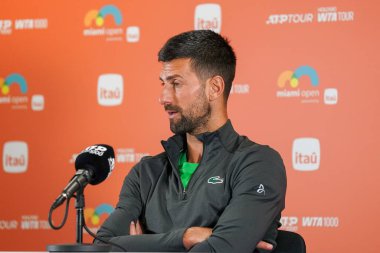 MIAMI GARDENS, FLORIDA - 28 Mart 2025: Miami 'deki Hard Rock Stadyumu' nda oynanan 2025 Miami Açık 'ta Grigor Dimitrov' a karşı oynadığı önemli maç sonrasında düzenlediği basın toplantısında Sırp Novak Cokoviç