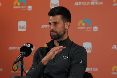 MIAMI GARDENS, FLORIDA - 28 Mart 2025: Miami 'deki Hard Rock Stadyumu' nda oynanan 2025 Miami Açık 'ta Grigor Dimitrov' a karşı oynadığı önemli maç sonrasında düzenlediği basın toplantısında Sırp Novak Cokoviç