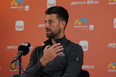MIAMI GARDENS, FLORIDA - 28 Mart 2025: Miami 'deki Hard Rock Stadyumu' nda oynanan 2025 Miami Açık 'ta Grigor Dimitrov' a karşı oynadığı önemli maç sonrasında düzenlediği basın toplantısında Sırp Novak Cokoviç