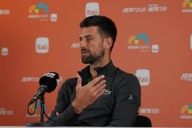 MIAMI GARDENS, FLORIDA - 28 Mart 2025: Miami 'deki Hard Rock Stadyumu' nda oynanan 2025 Miami Açık 'ta Grigor Dimitrov' a karşı oynadığı önemli maç sonrasında düzenlediği basın toplantısında Sırp Novak Cokoviç