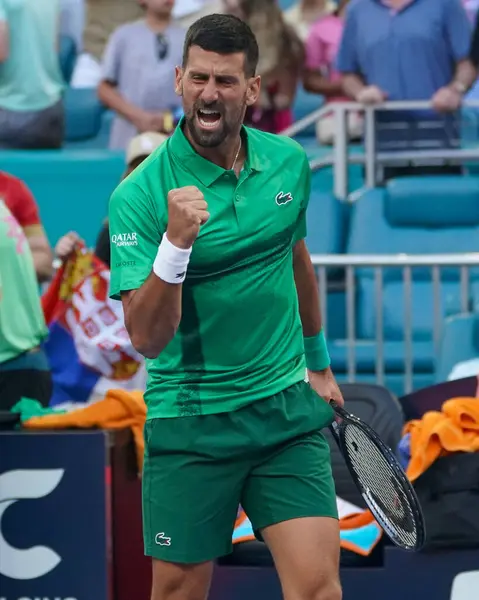 MIAMI GARDENS, FLORIDA - 27 Mart 2025: Novak Cokoviç Miami 'deki Hard Rock Stadyumu' nda 2025 Miami Açık 'ta oynanan çeyrek final karşılaşması sonrasında zaferini kutladı