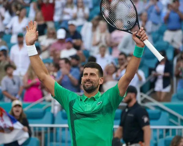 MIAMI GARDENS, FLORIDA - 27 Mart 2025: Novak Cokoviç Miami 'deki Hard Rock Stadyumu' nda 2025 Miami Açık 'ta oynanan çeyrek final karşılaşması sonrasında zaferini kutladı