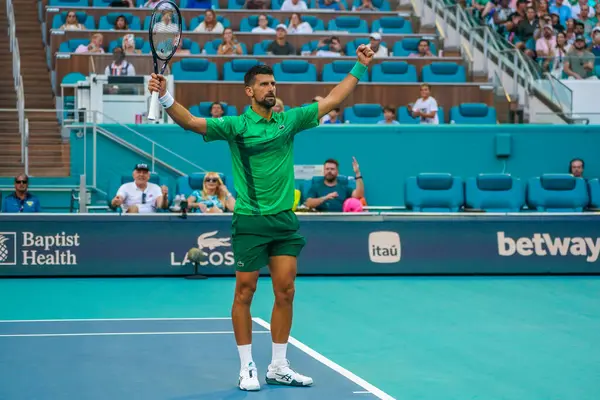 MIAMI GARDENS, FLORIDA - 27 Mart 2025: Novak Cokoviç Miami 'deki Hard Rock Stadyumu' nda 2025 Miami Açık 'ta oynanan çeyrek final karşılaşması sonrasında zaferini kutladı