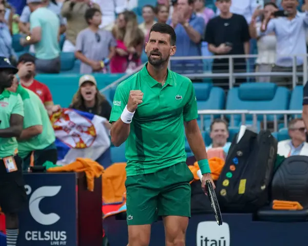 MIAMI GARDENS, FLORIDA - 27 Mart 2025: Novak Cokoviç Miami 'deki Hard Rock Stadyumu' nda 2025 Miami Açık 'ta oynanan çeyrek final karşılaşması sonrasında zaferini kutladı
