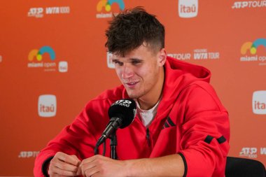 MIAMI GARDENS, FLORIDA - 28 Mart 2025: Miami 'deki Hard Rock Stadyumu' nda oynanan 2025 Miami Açık 'ta Taylor Fritz ile oynadığı önemli maç sonrasında Çek Jakub Mensik