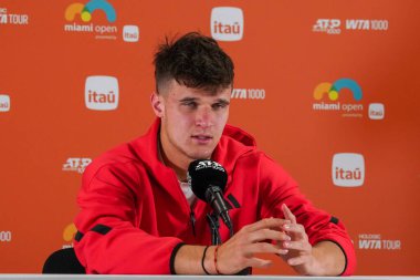 MIAMI GARDENS, FLORIDA - 28 Mart 2025: Miami 'deki Hard Rock Stadyumu' nda oynanan 2025 Miami Açık 'ta Taylor Fritz ile oynadığı önemli maç sonrasında Çek Jakub Mensik