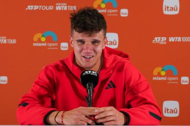 MIAMI GARDENS, FLORIDA - 28 Mart 2025: Miami 'deki Hard Rock Stadyumu' nda oynanan 2025 Miami Açık 'ta Taylor Fritz ile oynadığı önemli maç sonrasında Çek Jakub Mensik