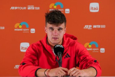 MIAMI GARDENS, FLORIDA - 28 Mart 2025: Miami 'deki Hard Rock Stadyumu' nda oynanan 2025 Miami Açık 'ta Taylor Fritz ile oynadığı önemli maç sonrasında Çek Jakub Mensik