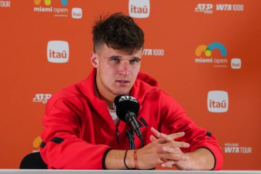 MIAMI GARDENS, FLORIDA - 28 Mart 2025: Miami 'deki Hard Rock Stadyumu' nda oynanan 2025 Miami Açık 'ta Taylor Fritz ile oynadığı önemli maç sonrasında Çek Jakub Mensik
