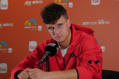 MIAMI GARDENS, FLORIDA - 28 Mart 2025: Miami 'deki Hard Rock Stadyumu' nda oynanan 2025 Miami Açık 'ta Taylor Fritz ile oynadığı önemli maç sonrasında Çek Jakub Mensik