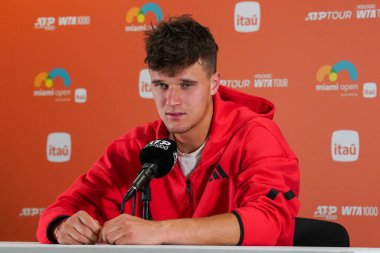 MIAMI GARDENS, FLORIDA - 28 Mart 2025: Miami 'deki Hard Rock Stadyumu' nda oynanan 2025 Miami Açık 'ta Taylor Fritz ile oynadığı önemli maç sonrasında Çek Jakub Mensik