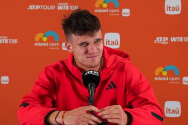 MIAMI GARDENS, FLORIDA - 28 Mart 2025: Miami 'deki Hard Rock Stadyumu' nda oynanan 2025 Miami Açık 'ta Taylor Fritz ile oynadığı önemli maç sonrasında Çek Jakub Mensik