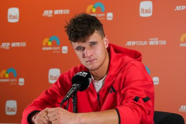 MIAMI GARDENS, FLORIDA - 28 Mart 2025: Miami 'deki Hard Rock Stadyumu' nda oynanan 2025 Miami Açık 'ta Taylor Fritz ile oynadığı önemli maç sonrasında Çek Jakub Mensik