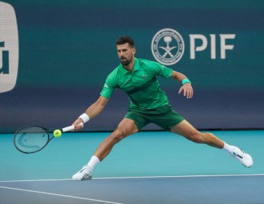 MIAMI GARDENS, FLORIDA - 27 Mart 2025: Novak Cokoviç Miami 'deki Hard Rock Stadyumu' nda oynanan 2025 Miami Açık 'ta ABD' li Sebastian Korda ile oynadığı çeyrek final karşılaşmasında