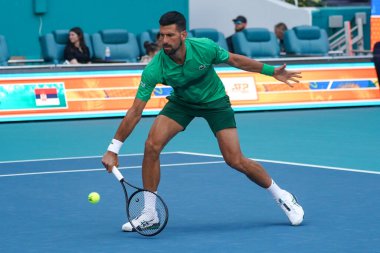 MIAMI GARDENS, FLORIDA - 27 Mart 2025: Novak Cokoviç Miami 'deki Hard Rock Stadyumu' nda oynanan 2025 Miami Açık 'ta ABD' li Sebastian Korda ile oynadığı çeyrek final karşılaşmasında