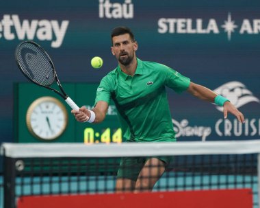 MIAMI GARDENS, FLORIDA - 27 Mart 2025: Novak Cokoviç Miami 'deki Hard Rock Stadyumu' nda oynanan 2025 Miami Açık 'ta ABD' li Sebastian Korda ile oynadığı çeyrek final karşılaşmasında