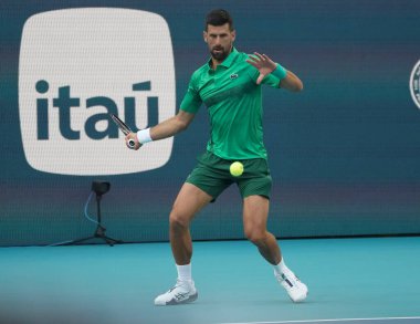 MIAMI GARDENS, FLORIDA - 27 Mart 2025: Novak Cokoviç Miami 'deki Hard Rock Stadyumu' nda oynanan 2025 Miami Açık 'ta ABD' li Sebastian Korda ile oynadığı çeyrek final karşılaşmasında