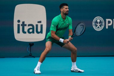 MIAMI GARDENS, FLORIDA - 27 Mart 2025: Novak Cokoviç Miami 'deki Hard Rock Stadyumu' nda oynanan 2025 Miami Açık 'ta ABD' li Sebastian Korda ile oynadığı çeyrek final karşılaşmasında