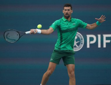 MIAMI GARDENS, FLORIDA - 27 Mart 2025: Novak Cokoviç Miami 'deki Hard Rock Stadyumu' nda oynanan 2025 Miami Açık 'ta ABD' li Sebastian Korda ile oynadığı çeyrek final karşılaşmasında