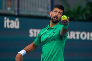 MIAMI GARDENS, FLORIDA - 27 Mart 2025: Novak Cokoviç Miami 'deki Hard Rock Stadyumu' nda oynanan 2025 Miami Açık 'ta ABD' li Sebastian Korda ile oynadığı çeyrek final karşılaşmasında