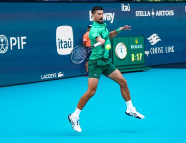 MIAMI GARDENS, FLORIDA - 27 Mart 2025: Novak Cokoviç Miami 'deki Hard Rock Stadyumu' nda oynanan 2025 Miami Açık 'ta ABD' li Sebastian Korda ile oynadığı çeyrek final karşılaşmasında