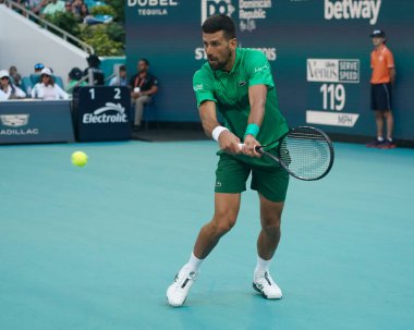 MIAMI GARDENS, FLORIDA - 27 Mart 2025: Novak Cokoviç Miami 'deki Hard Rock Stadyumu' nda oynanan 2025 Miami Açık 'ta ABD' li Sebastian Korda ile oynadığı çeyrek final karşılaşmasında