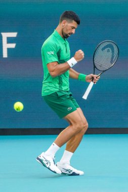 MIAMI GARDENS, FLORIDA - 27 Mart 2025: Novak Cokoviç Miami 'deki Hard Rock Stadyumu' nda oynanan 2025 Miami Açık 'ta ABD' li Sebastian Korda ile oynadığı çeyrek final karşılaşmasında