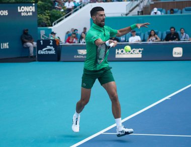 MIAMI GARDENS, FLORIDA - 27 Mart 2025: Novak Cokoviç Miami 'deki Hard Rock Stadyumu' nda oynanan 2025 Miami Açık 'ta ABD' li Sebastian Korda ile oynadığı çeyrek final karşılaşmasında