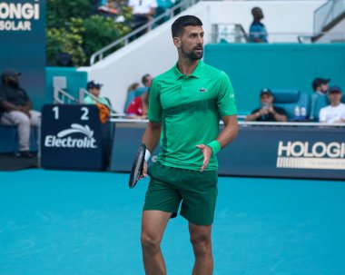 MIAMI GARDENS, FLORIDA - 27 Mart 2025: Novak Cokoviç Miami 'deki Hard Rock Stadyumu' nda oynanan 2025 Miami Açık 'ta ABD' li Sebastian Korda ile oynadığı çeyrek final karşılaşmasında
