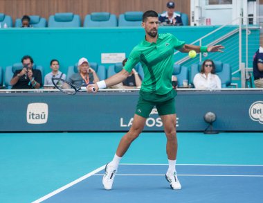MIAMI GARDENS, FLORIDA - 27 Mart 2025: Novak Cokoviç Miami 'deki Hard Rock Stadyumu' nda oynanan 2025 Miami Açık 'ta ABD' li Sebastian Korda ile oynadığı çeyrek final karşılaşmasında