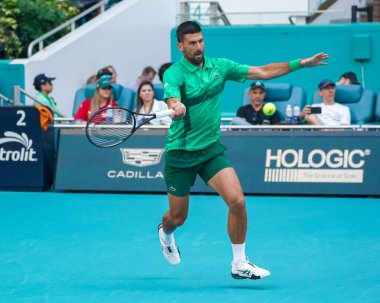 MIAMI GARDENS, FLORIDA - 27 Mart 2025: Novak Cokoviç Miami 'deki Hard Rock Stadyumu' nda oynanan 2025 Miami Açık 'ta ABD' li Sebastian Korda ile oynadığı çeyrek final karşılaşmasında