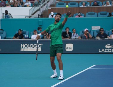 MIAMI GARDENS, FLORIDA - 27 Mart 2025: Novak Cokoviç Miami 'deki Hard Rock Stadyumu' nda oynanan 2025 Miami Açık 'ta ABD' li Sebastian Korda ile oynadığı çeyrek final karşılaşmasında