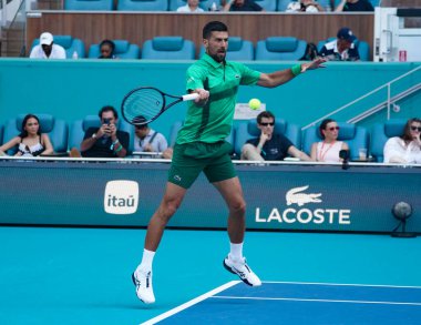 MIAMI GARDENS, FLORIDA - 27 Mart 2025: Novak Cokoviç Miami 'deki Hard Rock Stadyumu' nda oynanan 2025 Miami Açık 'ta ABD' li Sebastian Korda ile oynadığı çeyrek final karşılaşmasında