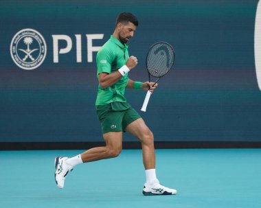 MIAMI GARDENS, FLORIDA - 27 Mart 2025: Novak Cokoviç Miami 'deki Hard Rock Stadyumu' nda oynanan 2025 Miami Açık 'ta ABD' li Sebastian Korda ile oynadığı çeyrek final karşılaşmasında