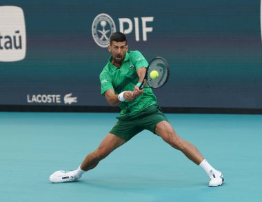 MIAMI GARDENS, FLORIDA - 27 Mart 2025: Novak Cokoviç Miami 'deki Hard Rock Stadyumu' nda oynanan 2025 Miami Açık 'ta ABD' li Sebastian Korda ile oynadığı çeyrek final karşılaşmasında