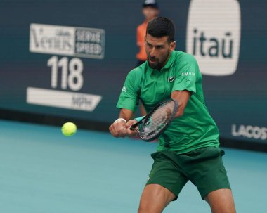 MIAMI GARDENS, FLORIDA - 27 Mart 2025: Novak Cokoviç Miami 'deki Hard Rock Stadyumu' nda oynanan 2025 Miami Açık 'ta ABD' li Sebastian Korda ile oynadığı çeyrek final karşılaşmasında