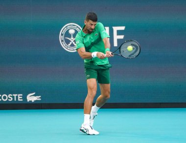 MIAMI GARDENS, FLORIDA - 27 Mart 2025: Novak Cokoviç Miami 'deki Hard Rock Stadyumu' nda oynanan 2025 Miami Açık 'ta ABD' li Sebastian Korda ile oynadığı çeyrek final karşılaşmasında