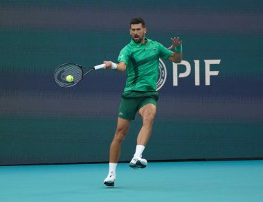 MIAMI GARDENS, FLORIDA - 27 Mart 2025: Novak Cokoviç Miami 'deki Hard Rock Stadyumu' nda oynanan 2025 Miami Açık 'ta ABD' li Sebastian Korda ile oynadığı çeyrek final karşılaşmasında