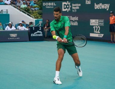 MIAMI GARDENS, FLORIDA - 27 Mart 2025: Novak Cokoviç Miami 'deki Hard Rock Stadyumu' nda oynanan 2025 Miami Açık 'ta ABD' li Sebastian Korda ile oynadığı çeyrek final karşılaşmasında