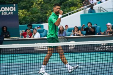 MIAMI GARDENS, FLORIDA - 27 Mart 2025: Novak Cokoviç Miami 'deki Hard Rock Stadyumu' nda oynanan 2025 Miami Açık 'ta ABD' li Sebastian Korda ile oynadığı çeyrek final karşılaşmasında