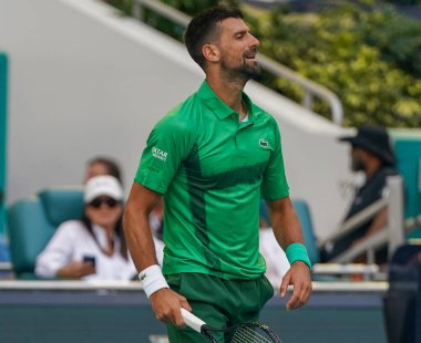 MIAMI GARDENS, FLORIDA - 27 Mart 2025: Novak Cokoviç Miami 'deki Hard Rock Stadyumu' nda oynanan 2025 Miami Açık 'ta ABD' li Sebastian Korda ile oynadığı çeyrek final karşılaşmasında