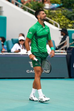 MIAMI GARDENS, FLORIDA - 27 Mart 2025: Novak Cokoviç Miami 'deki Hard Rock Stadyumu' nda oynanan 2025 Miami Açık 'ta ABD' li Sebastian Korda ile oynadığı çeyrek final karşılaşmasında