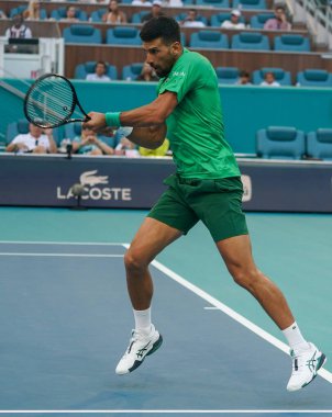 MIAMI GARDENS, FLORIDA - 27 Mart 2025: Novak Cokoviç Miami 'deki Hard Rock Stadyumu' nda oynanan 2025 Miami Açık 'ta ABD' li Sebastian Korda ile oynadığı çeyrek final karşılaşmasında