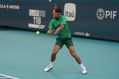 MIAMI GARDENS, FLORIDA - 27 Mart 2025: Novak Cokoviç Miami 'deki Hard Rock Stadyumu' nda oynanan 2025 Miami Açık 'ta ABD' li Sebastian Korda ile oynadığı çeyrek final karşılaşmasında