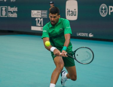 MIAMI GARDENS, FLORIDA - 27 Mart 2025: Novak Cokoviç Miami 'deki Hard Rock Stadyumu' nda oynanan 2025 Miami Açık 'ta ABD' li Sebastian Korda ile oynadığı çeyrek final karşılaşmasında